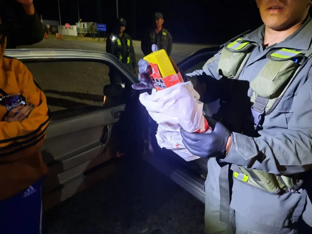 Tres personas arrestadas en Neuquén por llevar cocaína escondida en un paquete de galletitas Tres personas arrestadas en Neuquén por llevar cocaína escondida en un paquete de galletitas