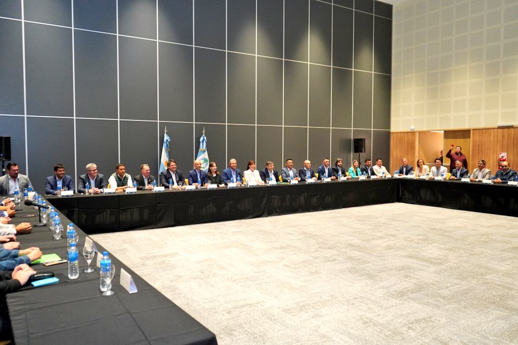 Figueroa se reunió con intendentes e integrantes de su gabinete Figueroa se reunió con intendentes e integrantes de su gabinete