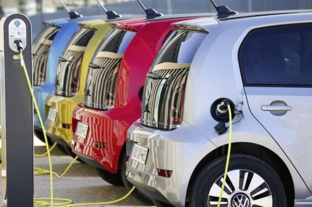 El Gobierno reglamentó el procedimiento para importar autos eléctricos e híbridos sin arancel El Gobierno reglamentó el procedimiento para importar autos eléctricos e híbridos sin arancel