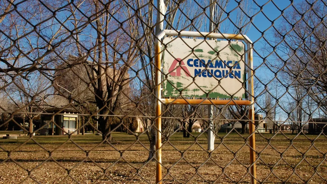 Cerámica Neuquén se moviliza a CALF para exigir la reconexión del servicio eléctrico Cerámica Neuquén se moviliza a CALF para exigir la reconexión del servicio eléctrico