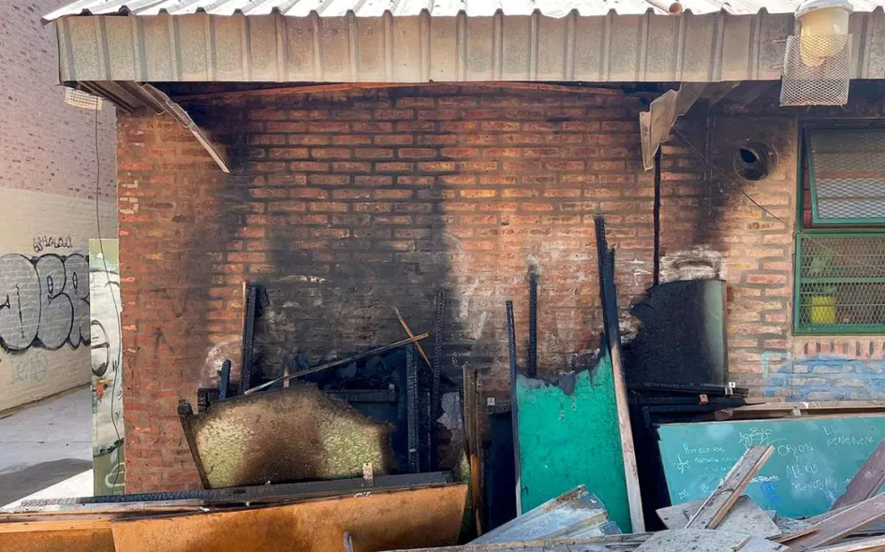 Educación presentó una denuncia penal por el incendio del CPEM 25 en Neuquén Educación presentó una denuncia penal por el incendio del CPEM 25 en Neuquén
