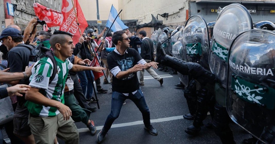 Manifestantes de izquierda generaron disturbios en el Congreso Manifestantes de izquierda generaron disturbios en el Congreso