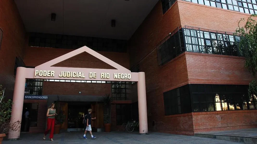 Detenido desacatado: amenazó a la fiscal, agredió al juez y a dos policías Detenido desacatado: amenazó a la fiscal, agredió al juez y a dos policías