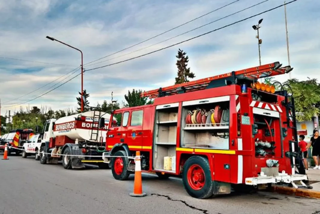 San Patricio del Chañar: un incendio puso en riesgo una bodega y una línea eléctrica San Patricio del Chañar: un incendio puso en riesgo una bodega y una línea eléctrica