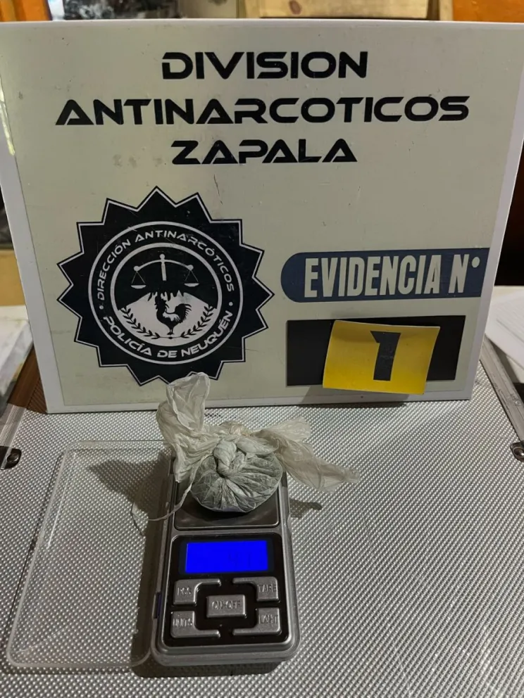 Efectivos de la Policía neuquina decomisaron más de dos kilogramos de marihuana Efectivos de la Policía neuquina decomisaron más de dos kilogramos de marihuana