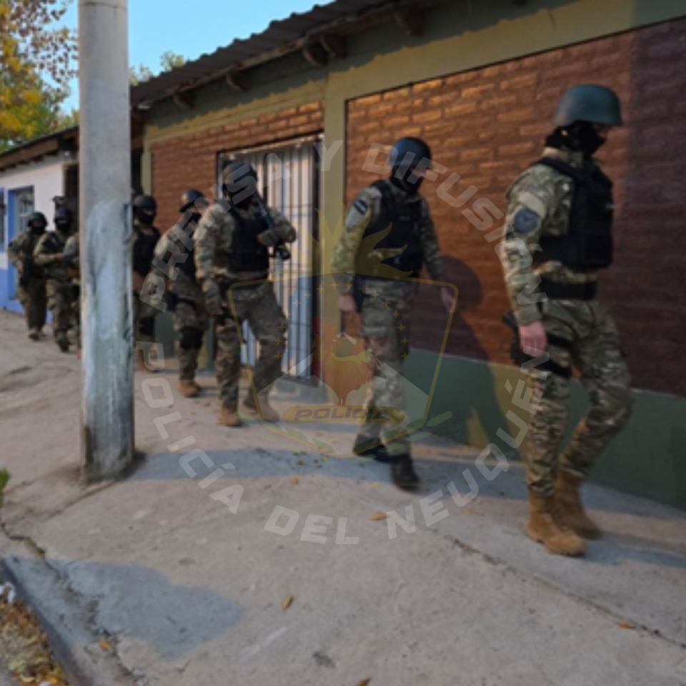 Drogas, móviles y un vehículo incautados en operativos realizados en El Chañar Drogas, móviles y un vehículo incautados en operativos realizados en El Chañar