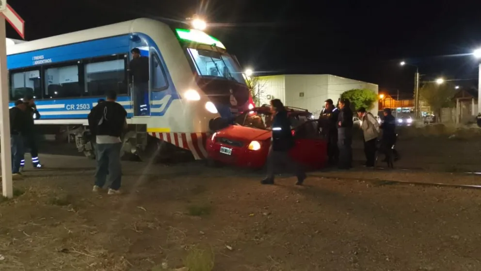 Imprudencia en Plottier: un auto cruzó con la barrera baja y fue impactado por el Tren del Valle Imprudencia en Plottier: un auto cruzó con la barrera baja y fue impactado por el Tren del Valle