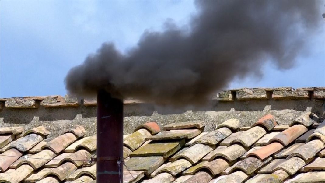 Fumata negra: no se ha elegido un papa tras tercera votación en el cónclave Fumata negra: no se ha elegido un papa tras tercera votación en el cónclave