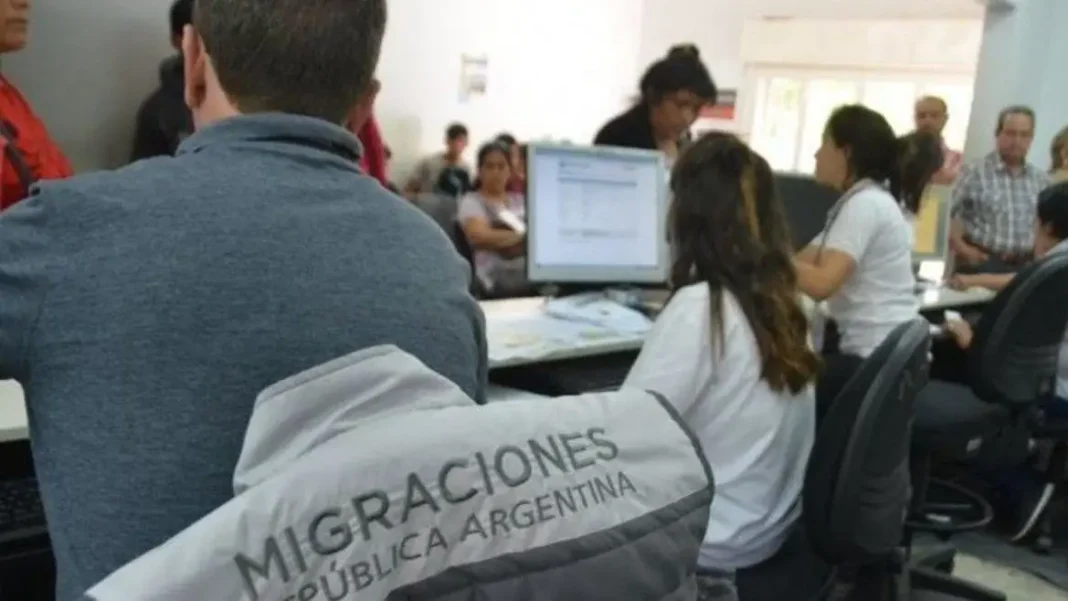 El Gobierno anunció una reforma migratoria que incluye deportaciones y cobro de salud a extranjeros El Gobierno anunció una reforma migratoria que incluye deportaciones y cobro de salud a extranjeros