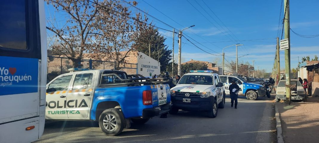 Un hombre murió atropellado por un colectivo en el oeste de Neuquén Un hombre murió atropellado por un colectivo en el oeste de Neuquén