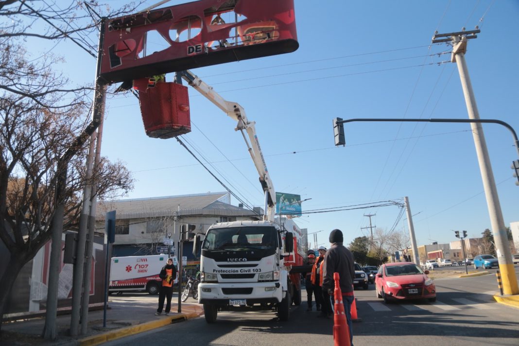Carteles inseguros: el municipio ya retiró 25 estructuras Carteles inseguros: el municipio ya retiró 25 estructuras