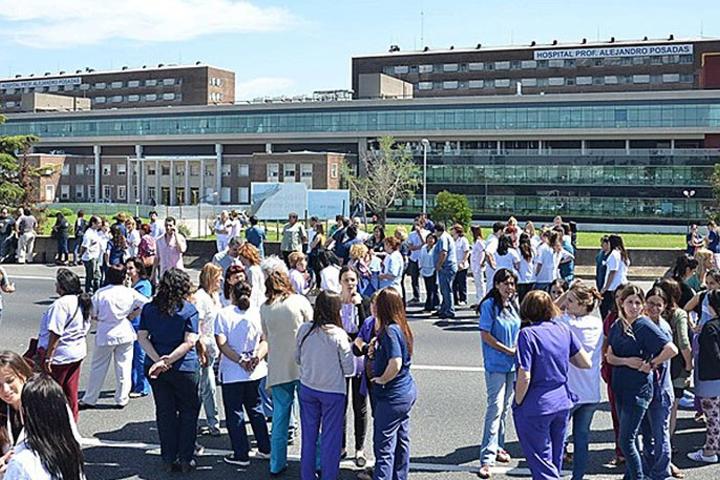 El Gobierno nacional desvinculó a 110 empleados del Hospital Posadas por ausencias injustificadas El Gobierno nacional desvinculó a 110 empleados del Hospital Posadas por ausencias injustificadas
