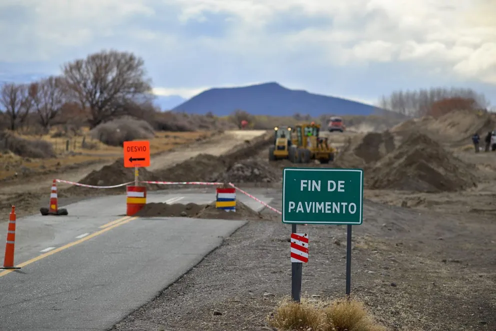 Avanza el plan de conectividad vial: trabajan sobre la Ruta Provincial 21 Avanza el plan de conectividad vial: trabajan sobre la Ruta Provincial 21