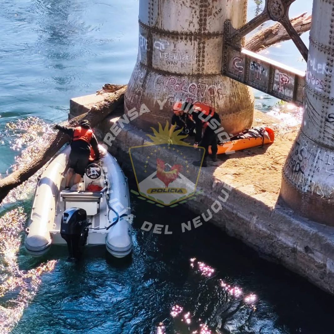 Rescatan a un menor tras caer del puente carretero Rescatan a un menor tras caer del puente carretero