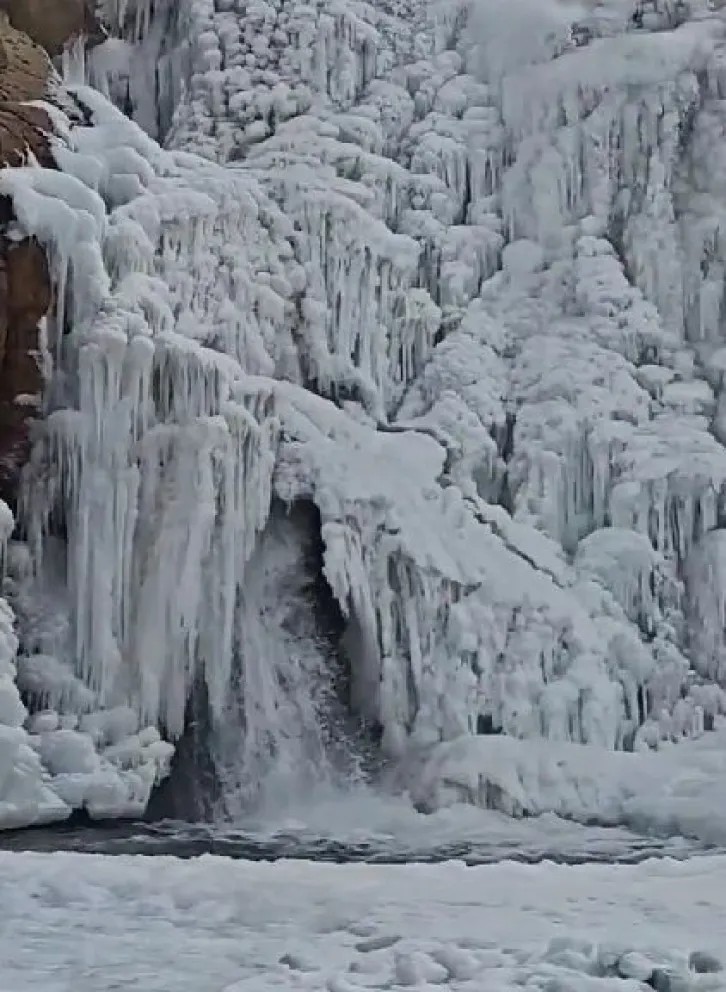 Caviahue bajo cero: la Cascada de los Gigantes amaneció completamente congelada Caviahue bajo cero: la Cascada de los Gigantes amaneció completamente congelada