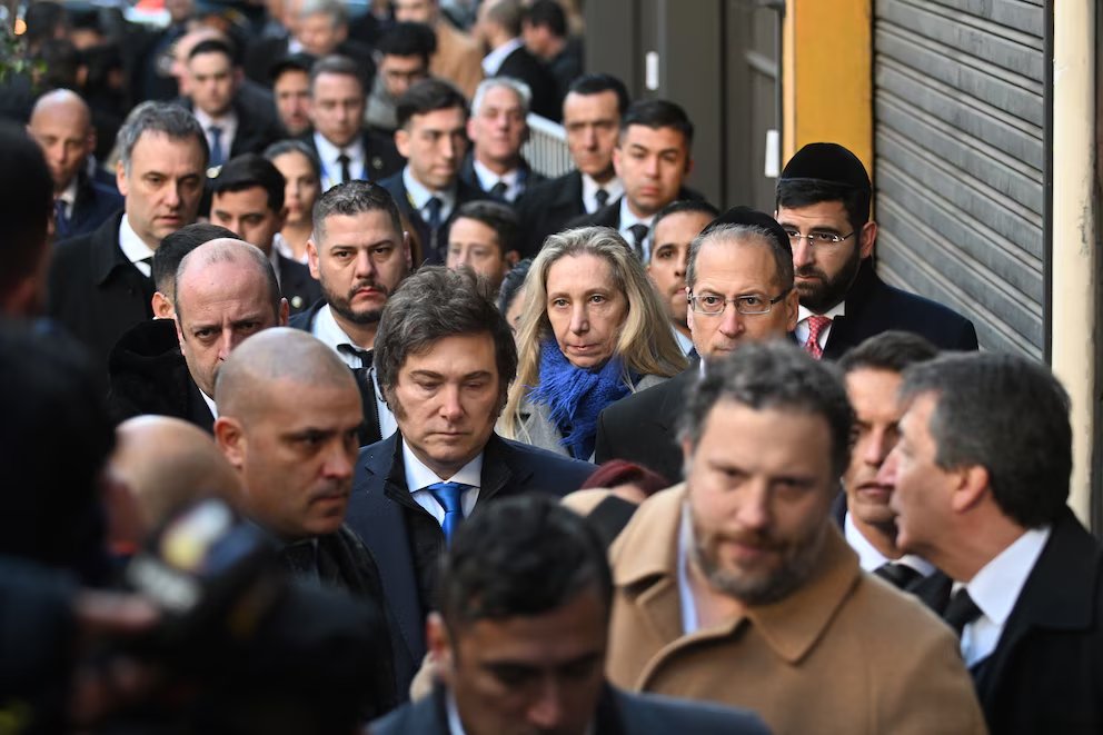 Javier Milei participó del acto por la AMIA y respaldó el juicio en ausencia Javier Milei participó del acto por la AMIA y respaldó el juicio en ausencia