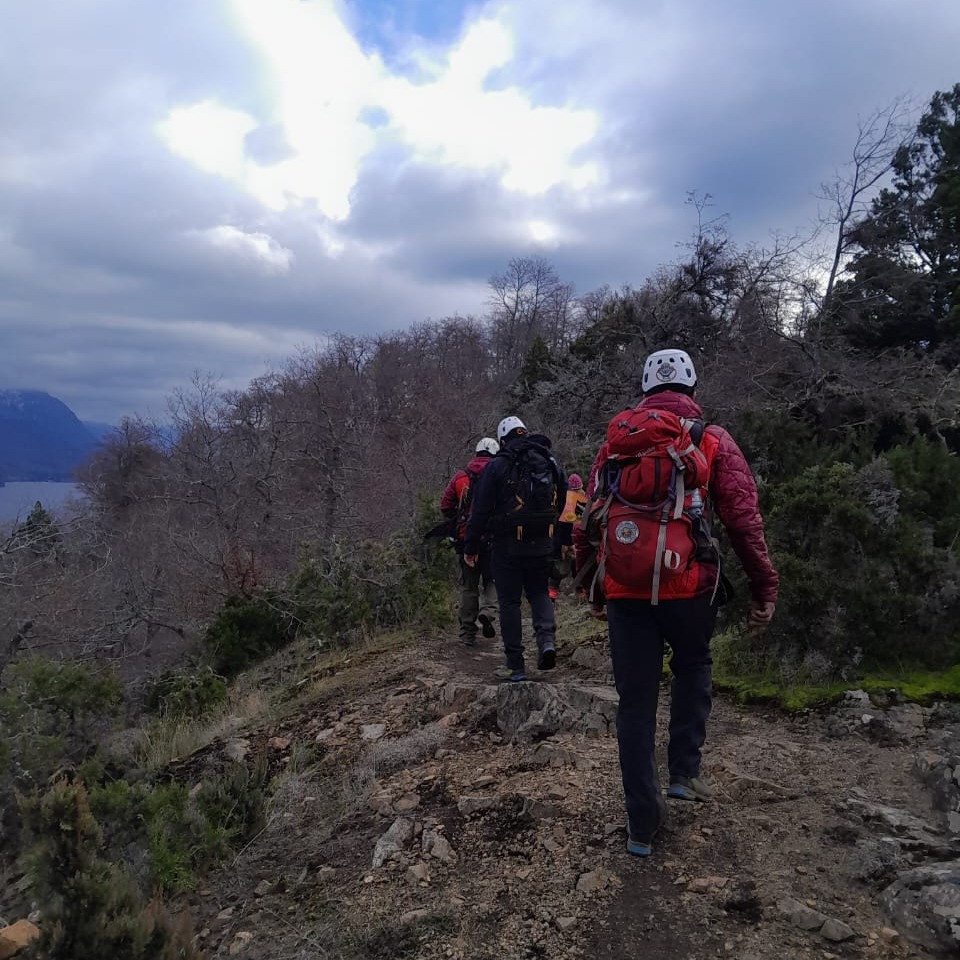 Rescataron a una mujer desorientada en el Cerro Curruhuinca Rescataron a una mujer desorientada en el Cerro Curruhuinca