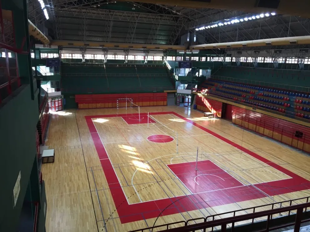 Renuevan el piso del Estadio Ruca Che tras tres décadas de uso Renuevan el piso del Estadio Ruca Che tras tres décadas de uso