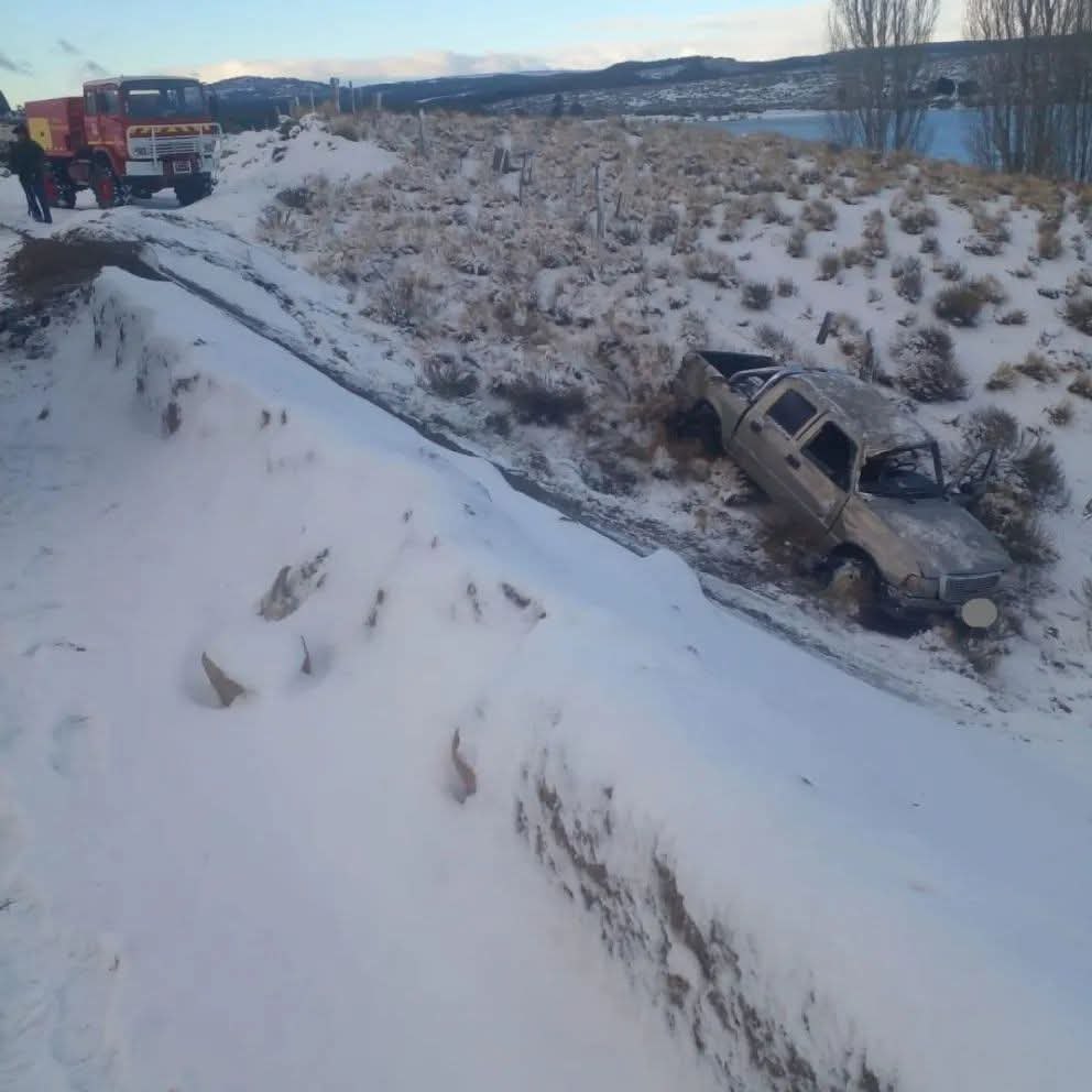 Una camioneta terminó destrozada tras despistarse en la Ruta 23 Una camioneta terminó destrozada tras despistarse en la Ruta 23