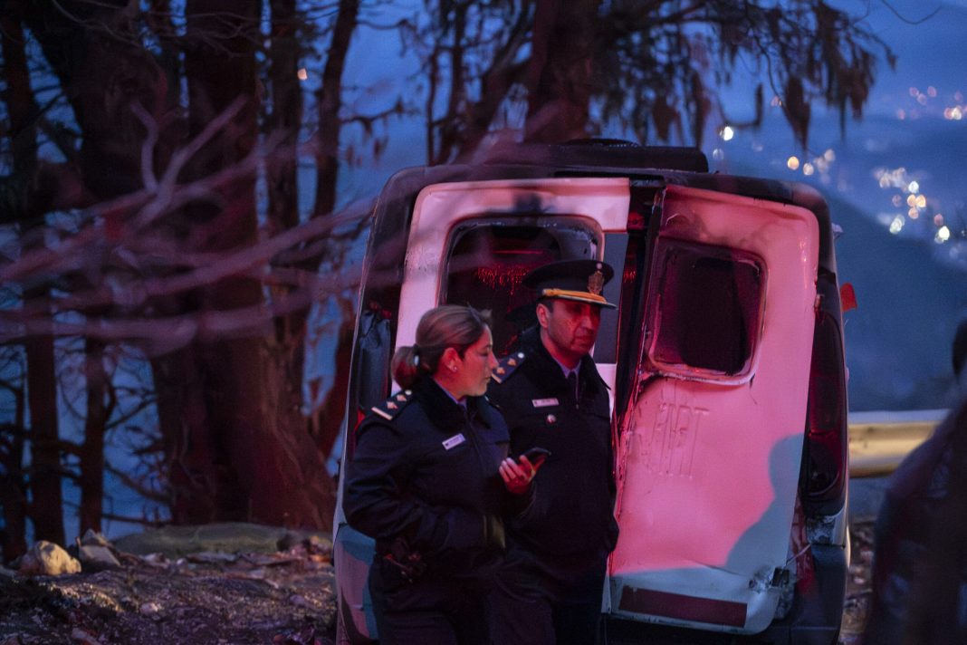 Hallaron un cuerpo calcinado dentro de un auto incendiado en Quila Quina Hallaron un cuerpo calcinado dentro de un auto incendiado en Quila Quina