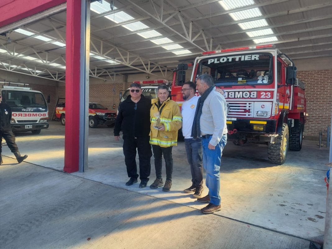 Julián Weich compartió una jornada solidaria con los bomberos de Plottier