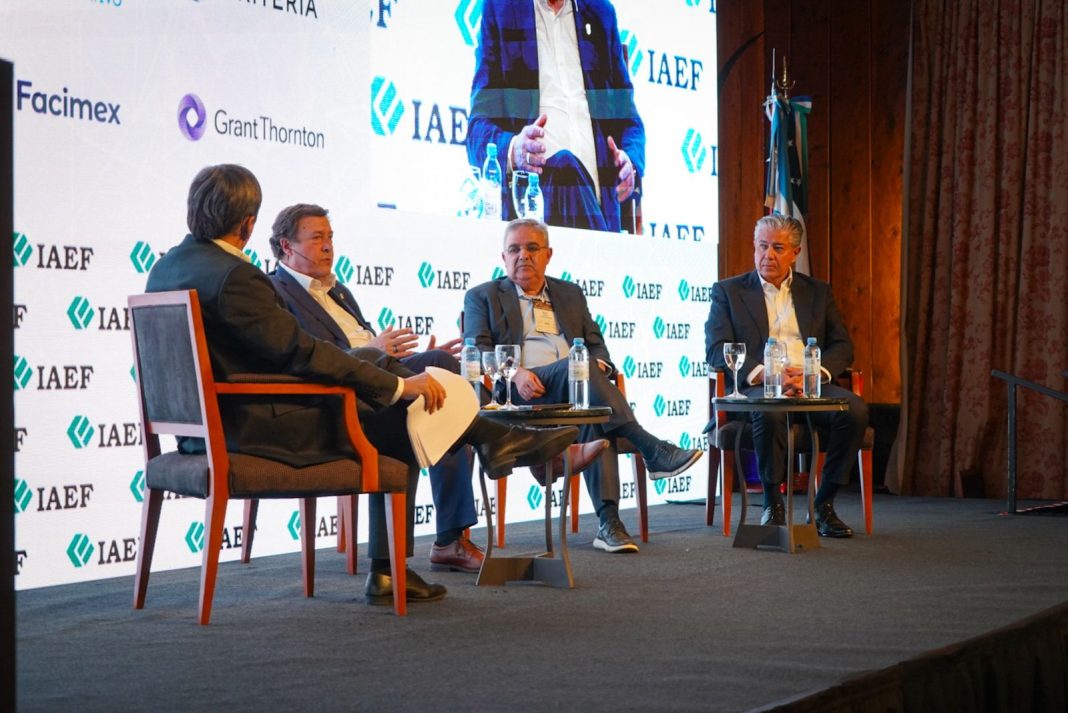 Gobernadores debatieron en Bariloche sobre centralismo y recursos Gobernadores debatieron en Bariloche sobre centralismo y recursos