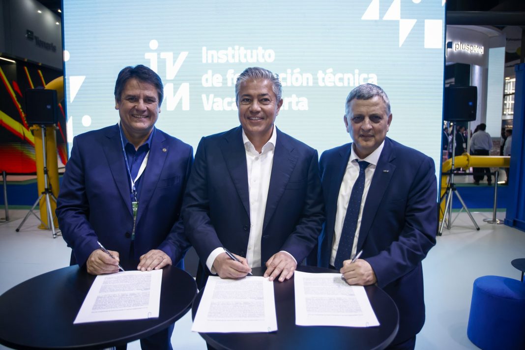 Gaido, Figueroa y Marín presentan el instituto técnico de Vaca Muerta Gaido, Figueroa y Marín presentan el instituto técnico de Vaca Muerta