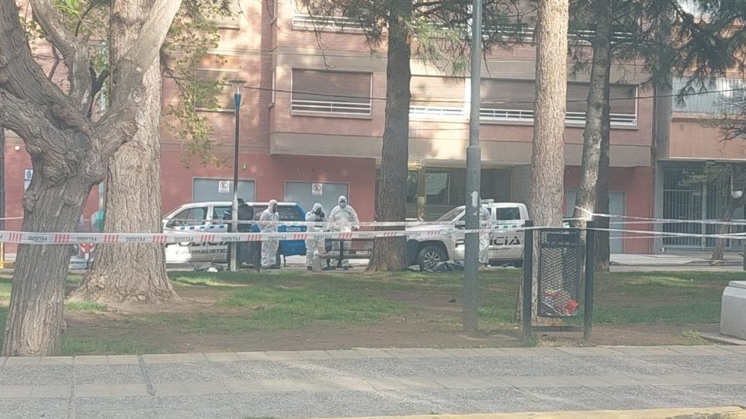 Hallan un cuerpo en pleno centro de Neuquén Hallan un cuerpo en pleno centro de Neuquén