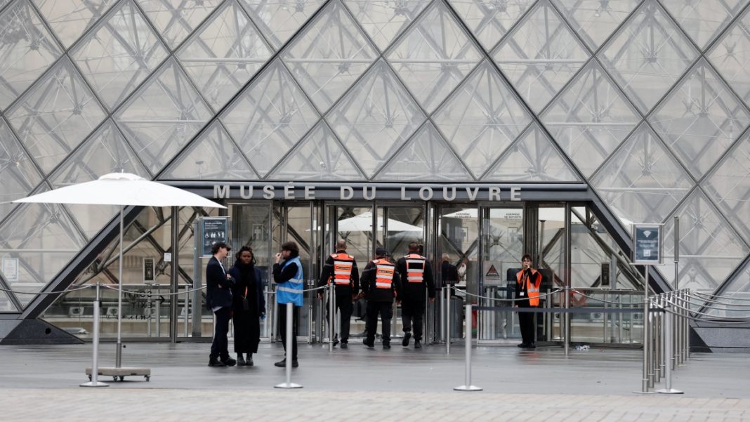 Detuvieron a dos sospechosos por el robo millonario en el Museo del Louvre Detuvieron a dos sospechosos por el robo millonario en el Museo del Louvre