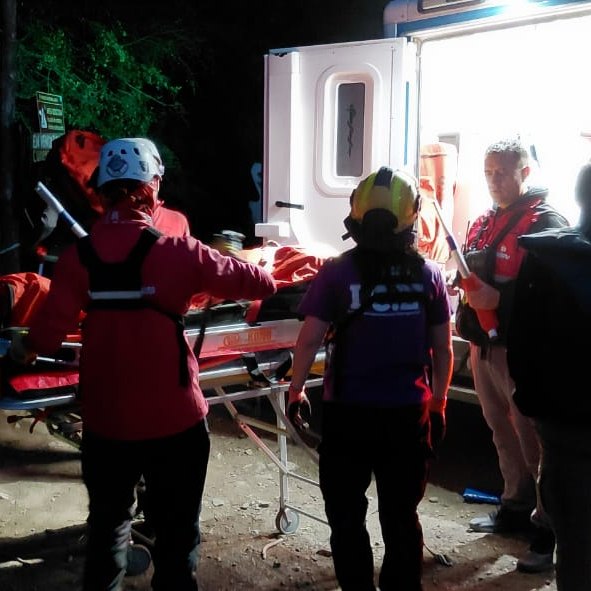 Rescatan a mujer con lesión en la cadera en el Parque Nacional Lanín Rescatan a mujer con lesión en la cadera en el Parque Nacional Lanín