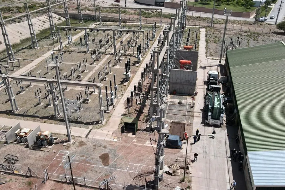 Arribó el transformador de 30 MVA para la estación de Centenario Arribó el transformador de 30 MVA para la estación de Centenario