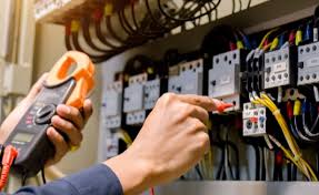 Operativo para regularizar conexiones eléctricas clandestinas Operativo para regularizar conexiones eléctricas clandestinas