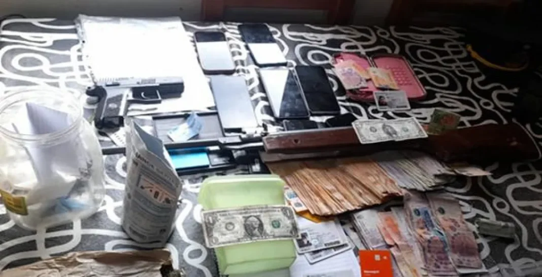 Allanamientos en Centenario: secuestraron armas, drogas y dinero Allanamientos en Centenario: secuestraron armas, drogas y dinero