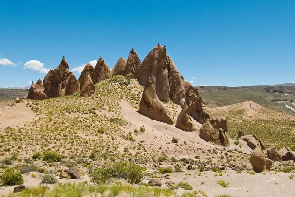Los Bolillos: rocas, historia y termas camino al Domuyo Los Bolillos: rocas, historia y termas camino al Domuyo