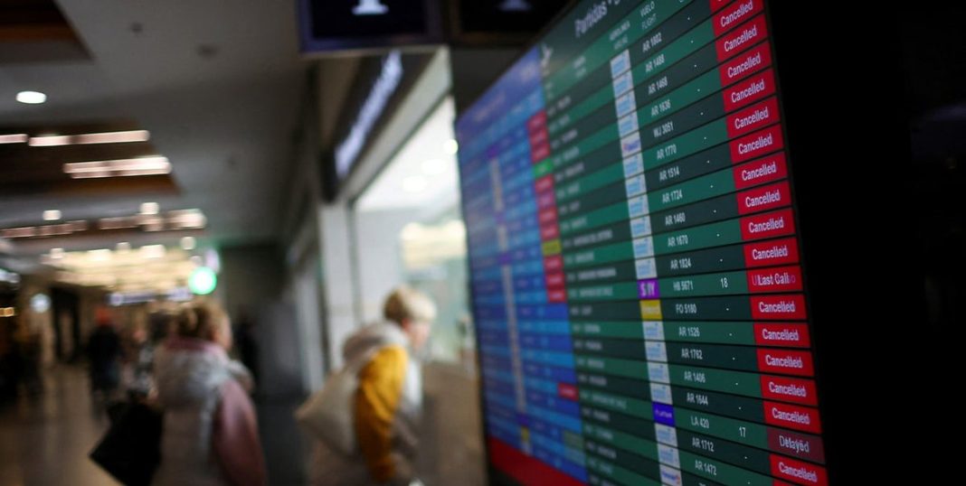 Controladores aéreos anuncian paro desde el 17 de diciembre