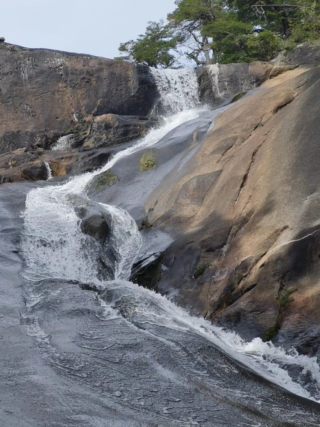 Murió una turista tras un accidente en Cascada Frey Murió una turista tras un accidente en Cascada Frey