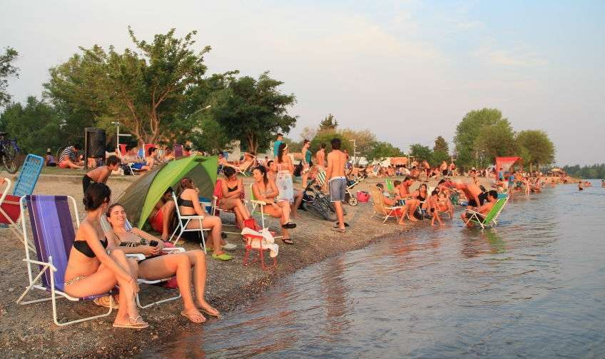 Calor récord en Neuquén: miles de vecinos colmaron los balnearios y activaron un amplio operativo de seguridad Calor récord en Neuquén: miles de vecinos colmaron los balnearios y activaron un amplio operativo de seguridad