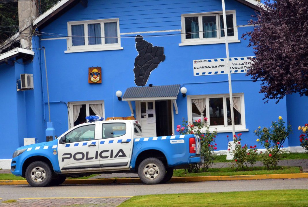 Villa La Angostura: policías asistieron a una beba sin respiración Villa La Angostura: policías asistieron a una beba sin respiración