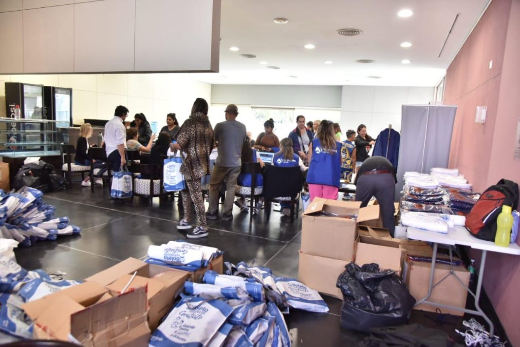 Vuelta a clases: entregan tarjetas y Kits escolares