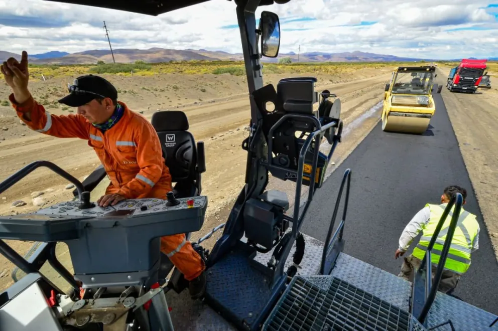 Iniciaron obras de asfaltado entre Loncopué y El Huecú Iniciaron obras de asfaltado entre Loncopué y El Huecú