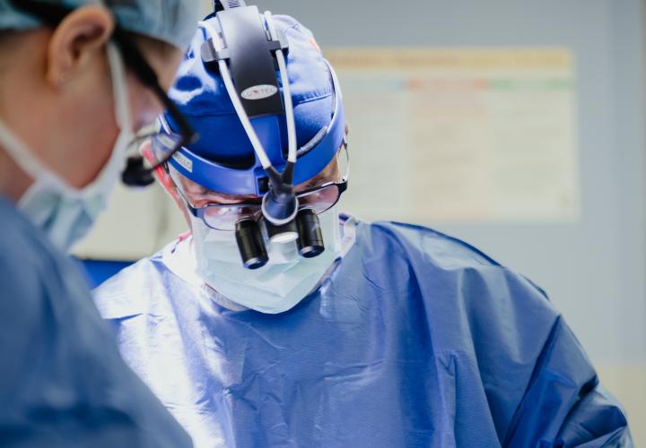 Cirugía pediátrica corrige fisura labiopalatina en un bebé Cirugía pediátrica corrige fisura labiopalatina en un bebé