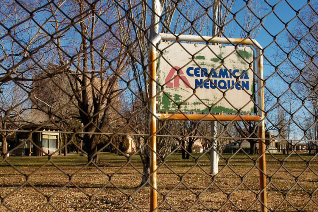 Crisis en cerámica Neuquén: trabajadores resisten un inminente desalojo y demandan respuestas al estado Crisis en cerámica Neuquén: trabajadores resisten un inminente desalojo y demandan respuestas al estado