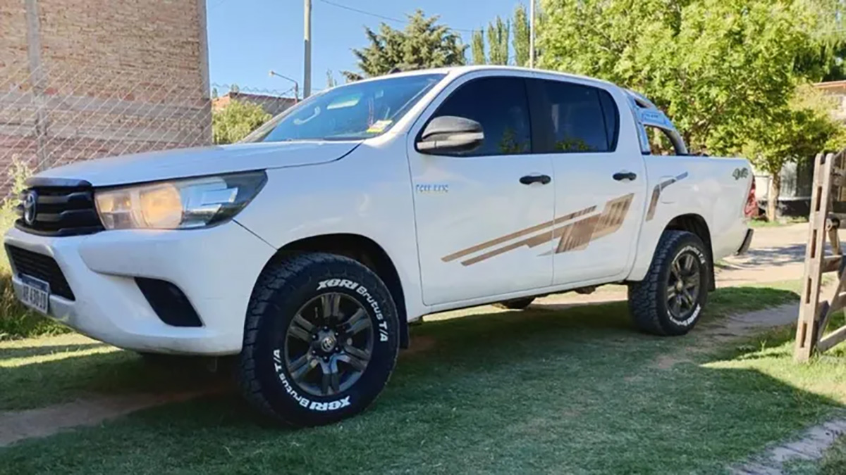 Entraron a un complejo cerrado, vaciaron departamentos y huyeron con una Hilux Entraron a un complejo cerrado, vaciaron departamentos y huyeron con una Hilux