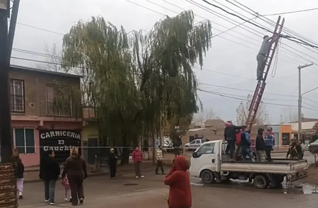 Denuncian a un falso periodista en Neuquén por estafar a vecinos vulnerables con promesas de obras eléctricas Denuncian a un falso periodista en Neuquén por estafar a vecinos vulnerables con promesas de obras eléctricas