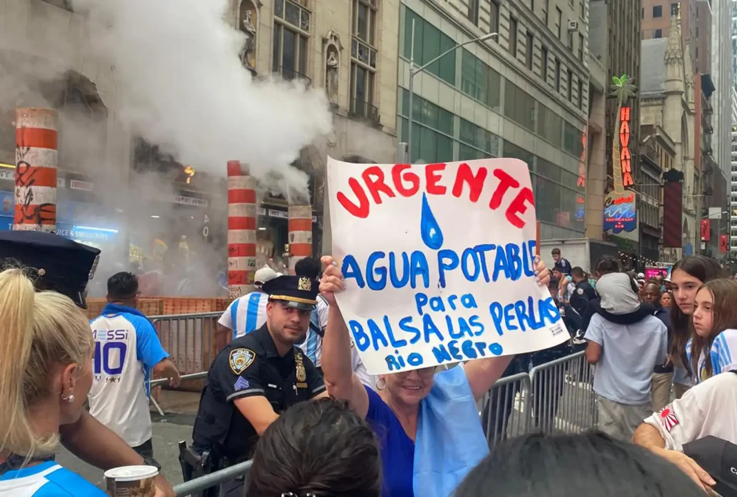 Agua potable: La bandera de los vecinos que se hizo viral desde Nueva York Agua potable: La bandera de los vecinos que se hizo viral desde Nueva York