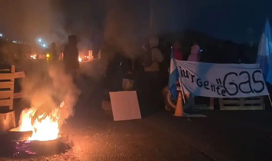 Corte en la bajada de Maida: Valentina Norte Rural exige la red de gas en medio de temperaturas bajo cero Corte en la bajada de Maida: Valentina Norte Rural exige la red de gas en medio de temperaturas bajo cero