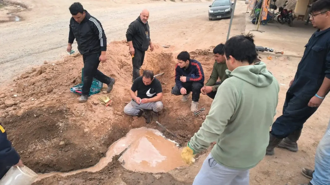 Balsa Las Perlas: Tras más de 10 días sin agua, los propios vecinos repararon el caño y preparan un amparo Balsa Las Perlas: Tras más de 10 días sin agua, los propios vecinos repararon el caño y preparan un amparo