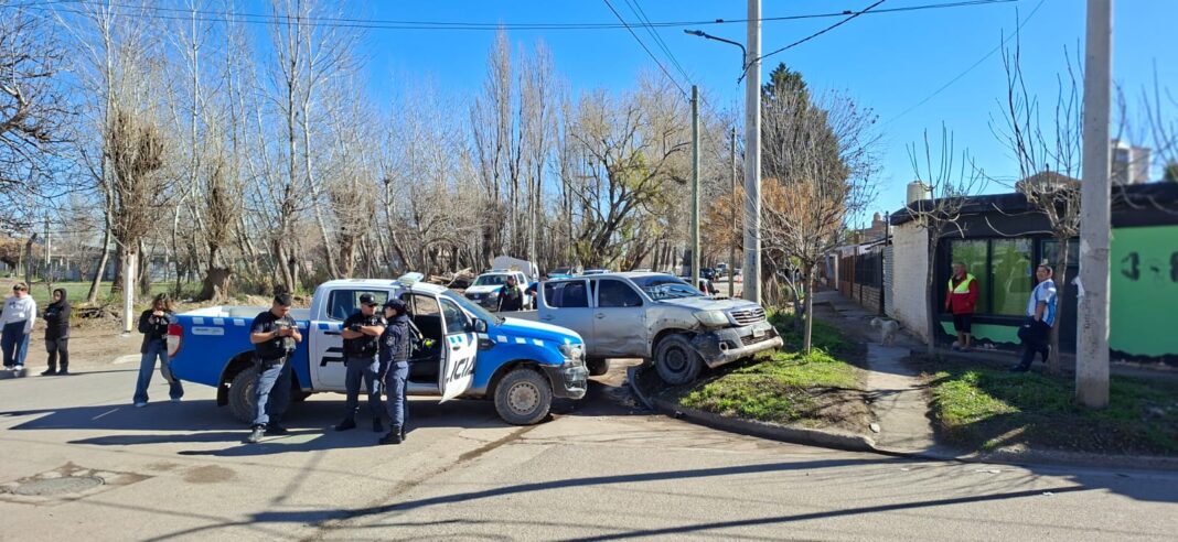 Persecución policial en Neuquén: locura al volante, patrulleros embestidos y dos detenidos Persecución policial en Neuquén: locura al volante, patrulleros embestidos y dos detenidos