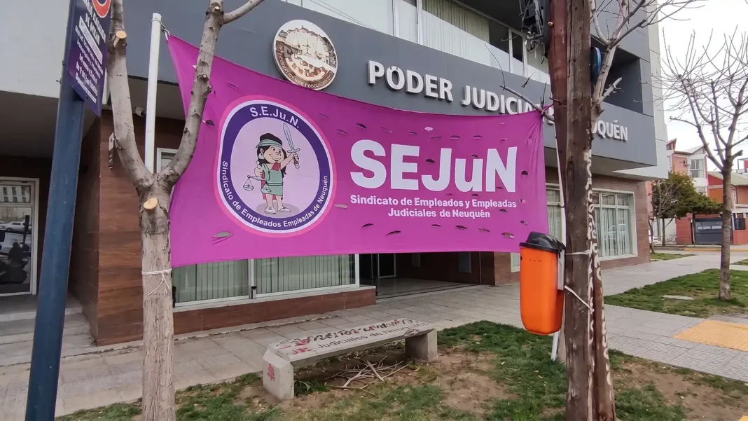 Tensión por el conflicto judicial en Neuquén: SEJUN exige revisión salarial y denuncia colapso Tensión por el conflicto judicial en Neuquén: SEJUN exige revisión salarial y denuncia colapso