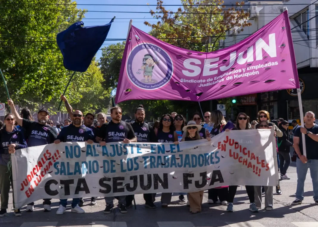 Tensión por el conflicto judicial en Neuquén: SEJUN exige revisión salarial y denuncia colapso Tensión por el conflicto judicial en Neuquén: SEJUN exige revisión salarial y denuncia colapso